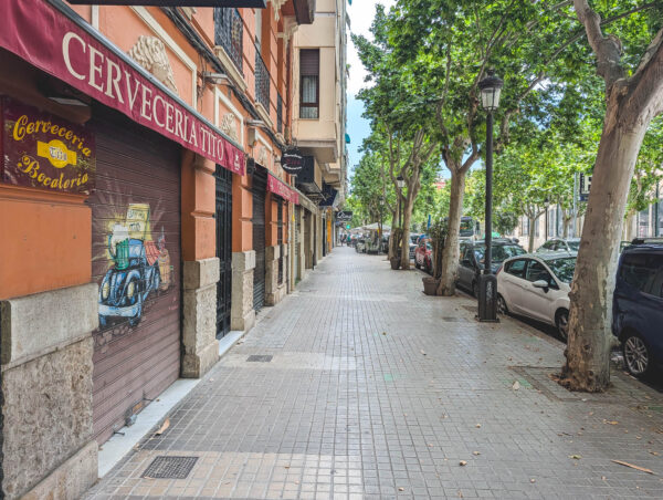 Calle del Bon Orde near Abastos in Arrancapins, Extremurs, 3rd district of Valencia