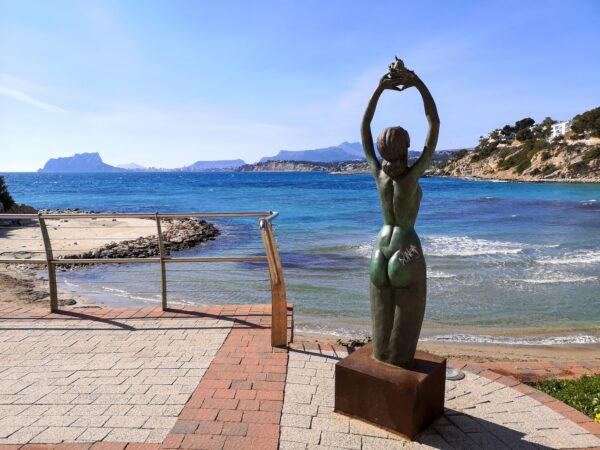 Bronze statue on the El Portet beach (Playa del Portet) promenade with the Peñón de Ifach behind, Moraira